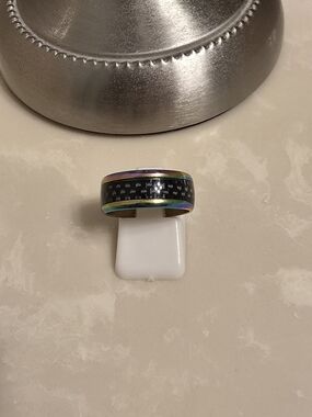 Carbon Fiber Inlay Men’s Ring with Iridescent Edges Size 7